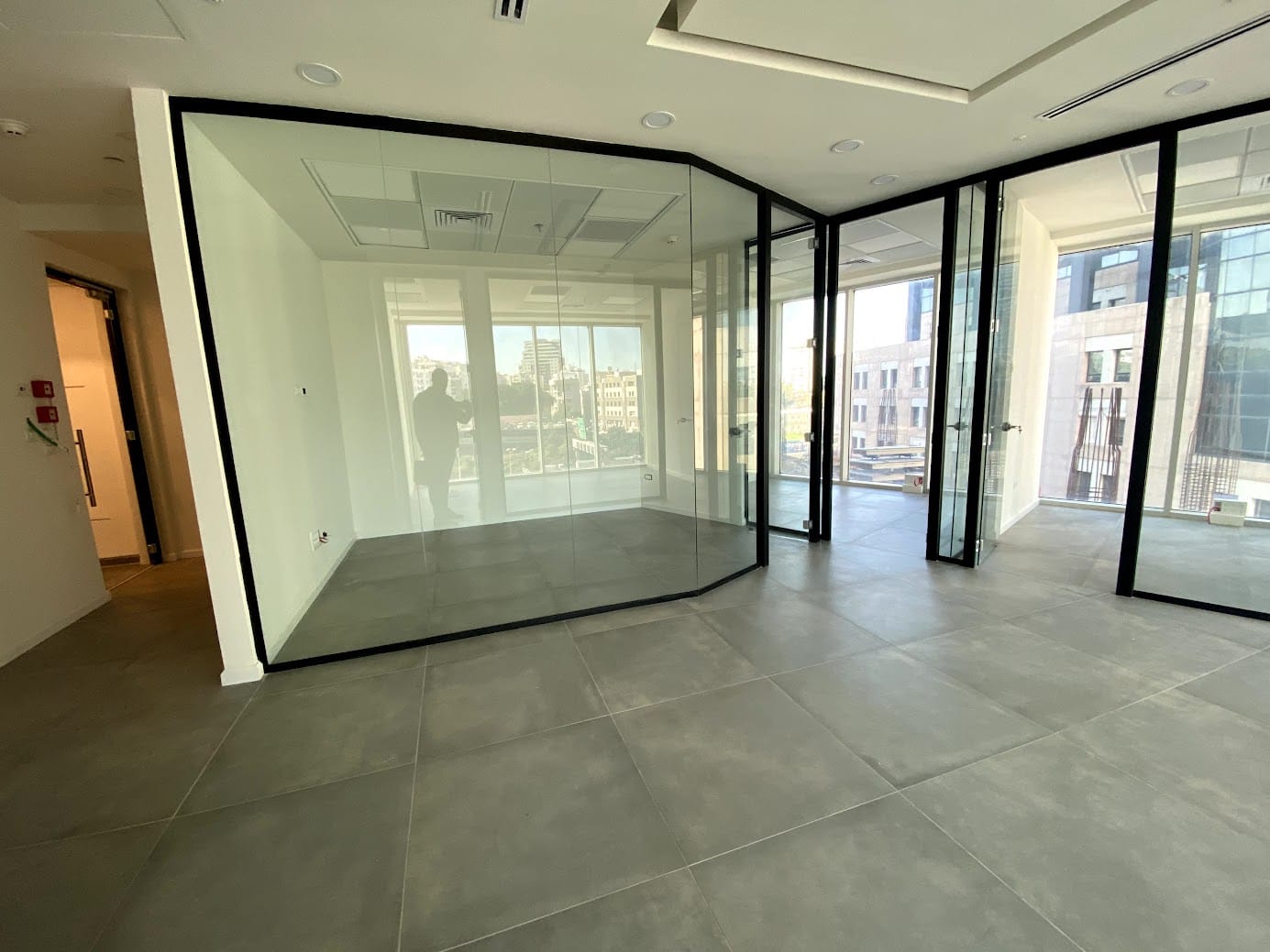 חדר ישיבות וחדרי עבודה