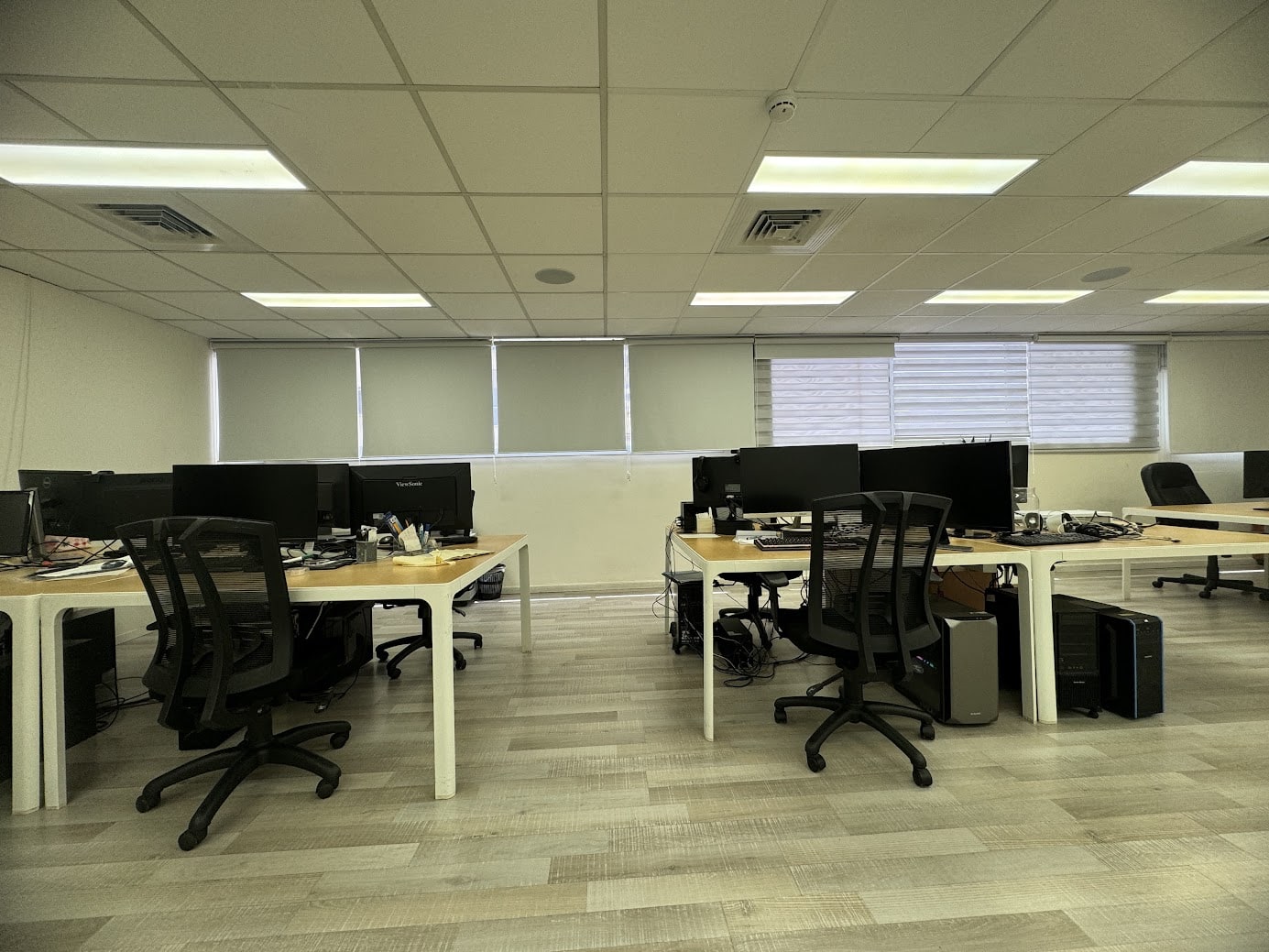 חדר עבודה גדול במשרד/ אופן ספייס