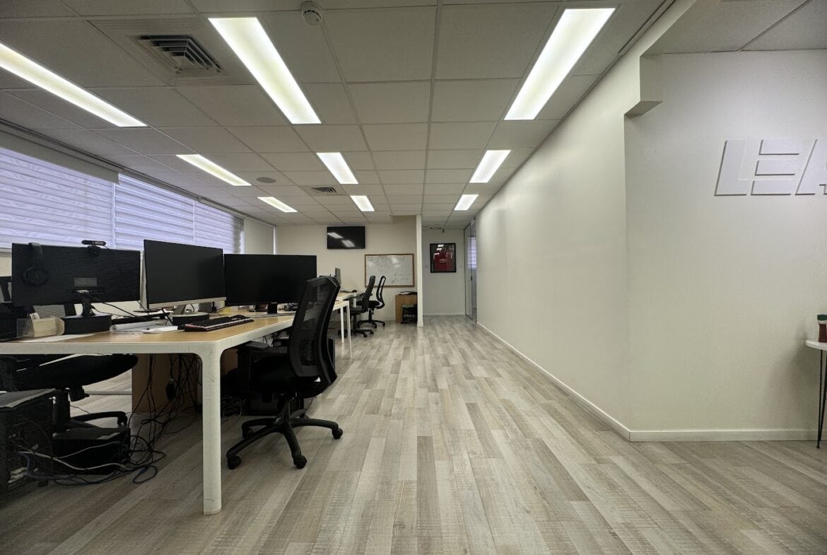 חדר עבודה גדול במשרד/ אופן ספייס