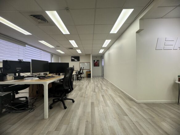 חדר עבודה גדול במשרד/ אופן ספייס