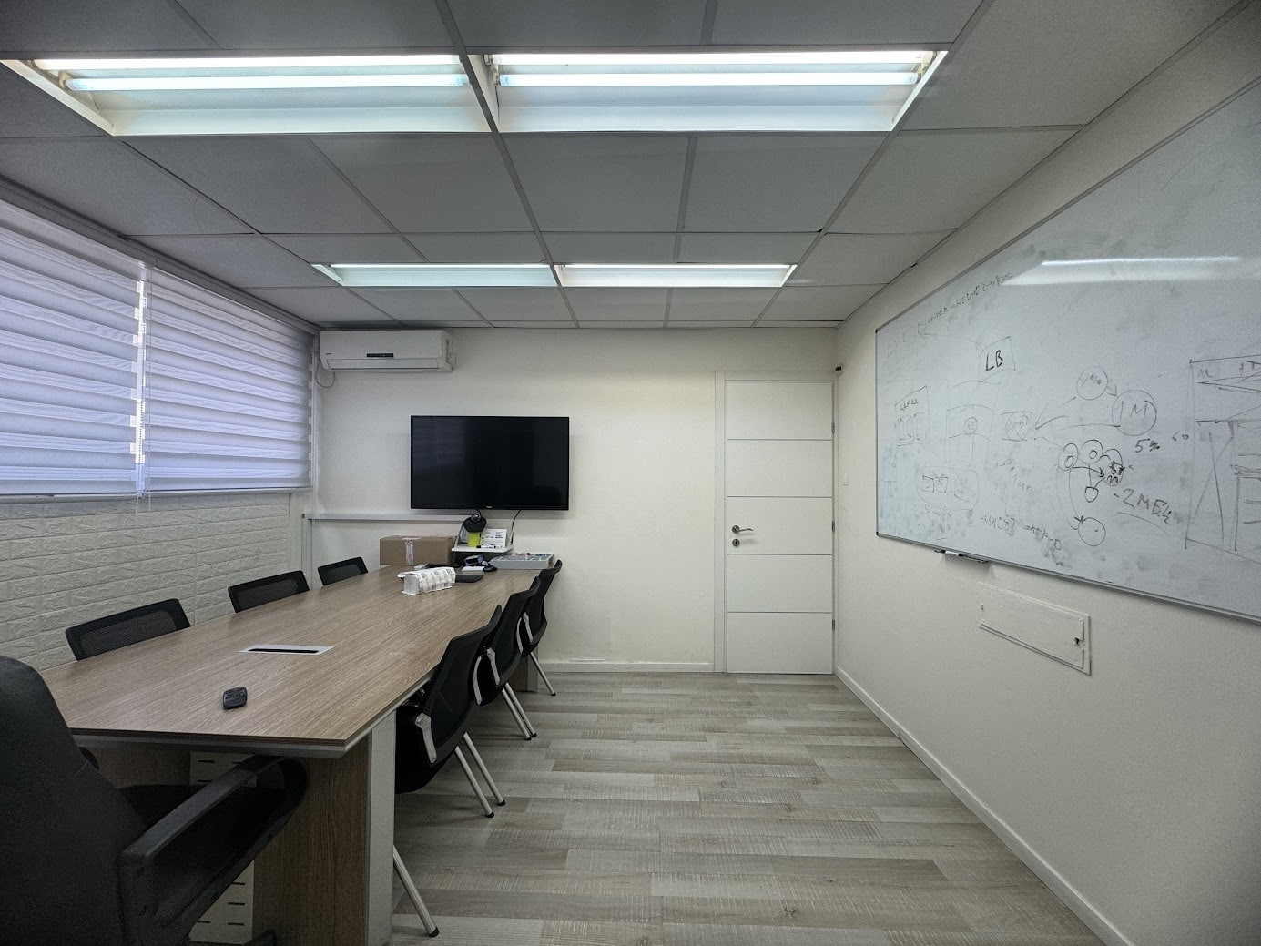 חדר ישיבות גדול