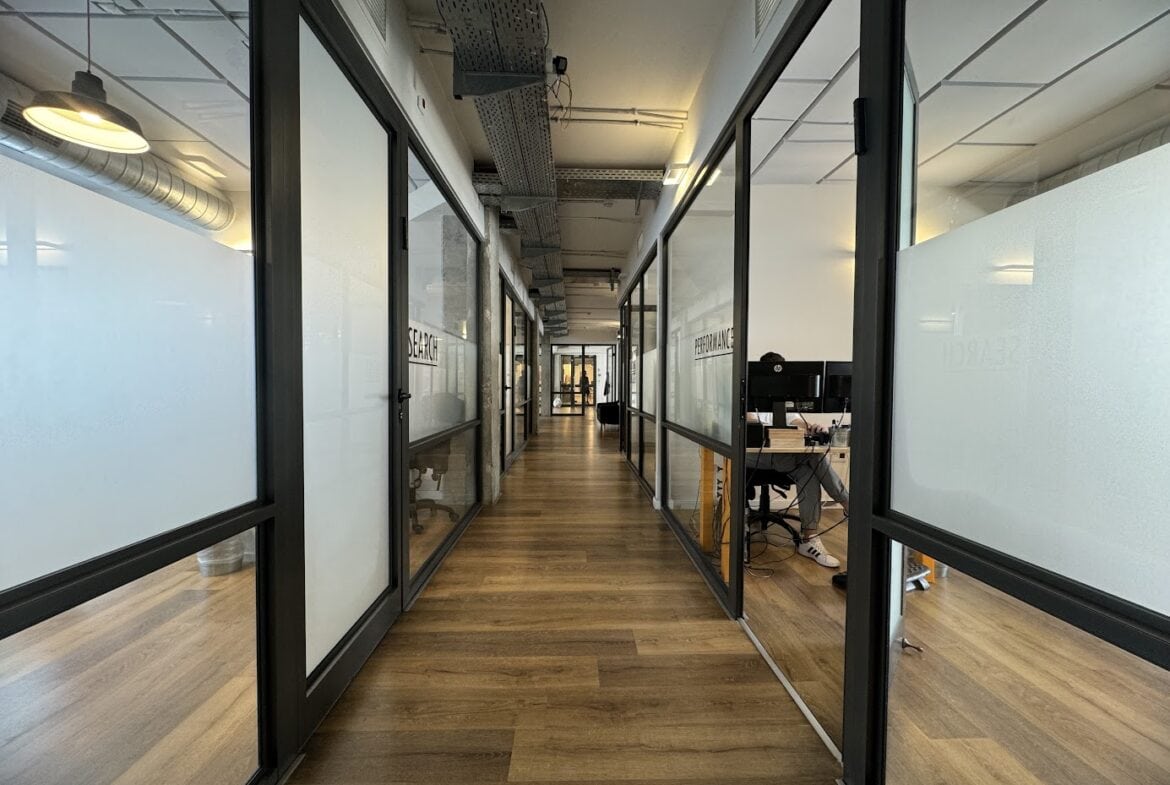 מבט כללי- חלוקה לחדרים במשרד.