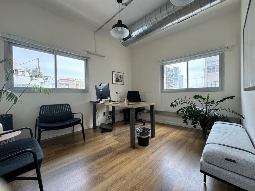 חדר עבודה גדול במשרד/ חדר מנהל