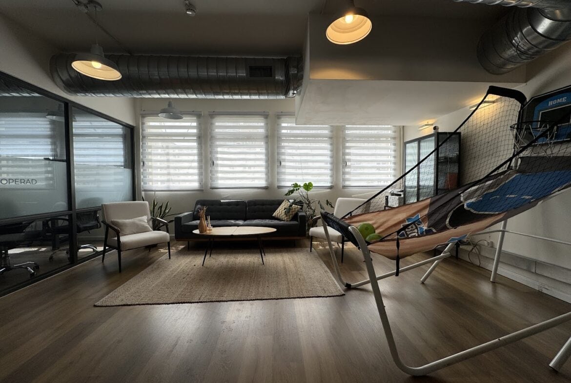 לאונג' במשרד