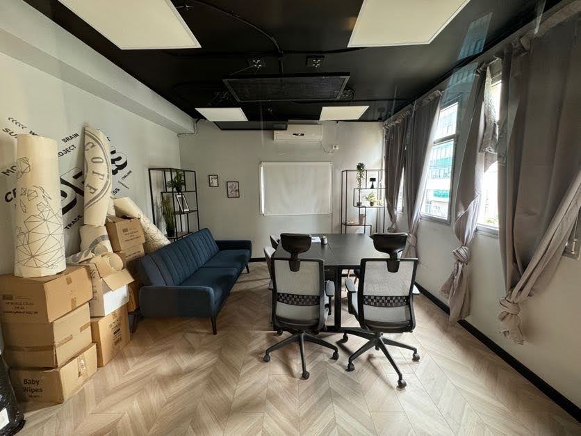 חדר עבודה גדול/ חדר ישיבות