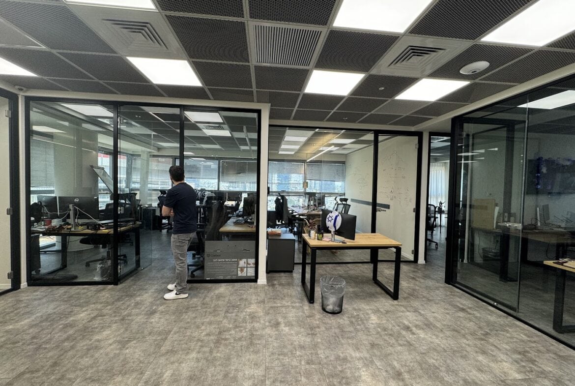 מבט כללי- חלוקה לחדרי צוות וחדרי עבודה במשרד