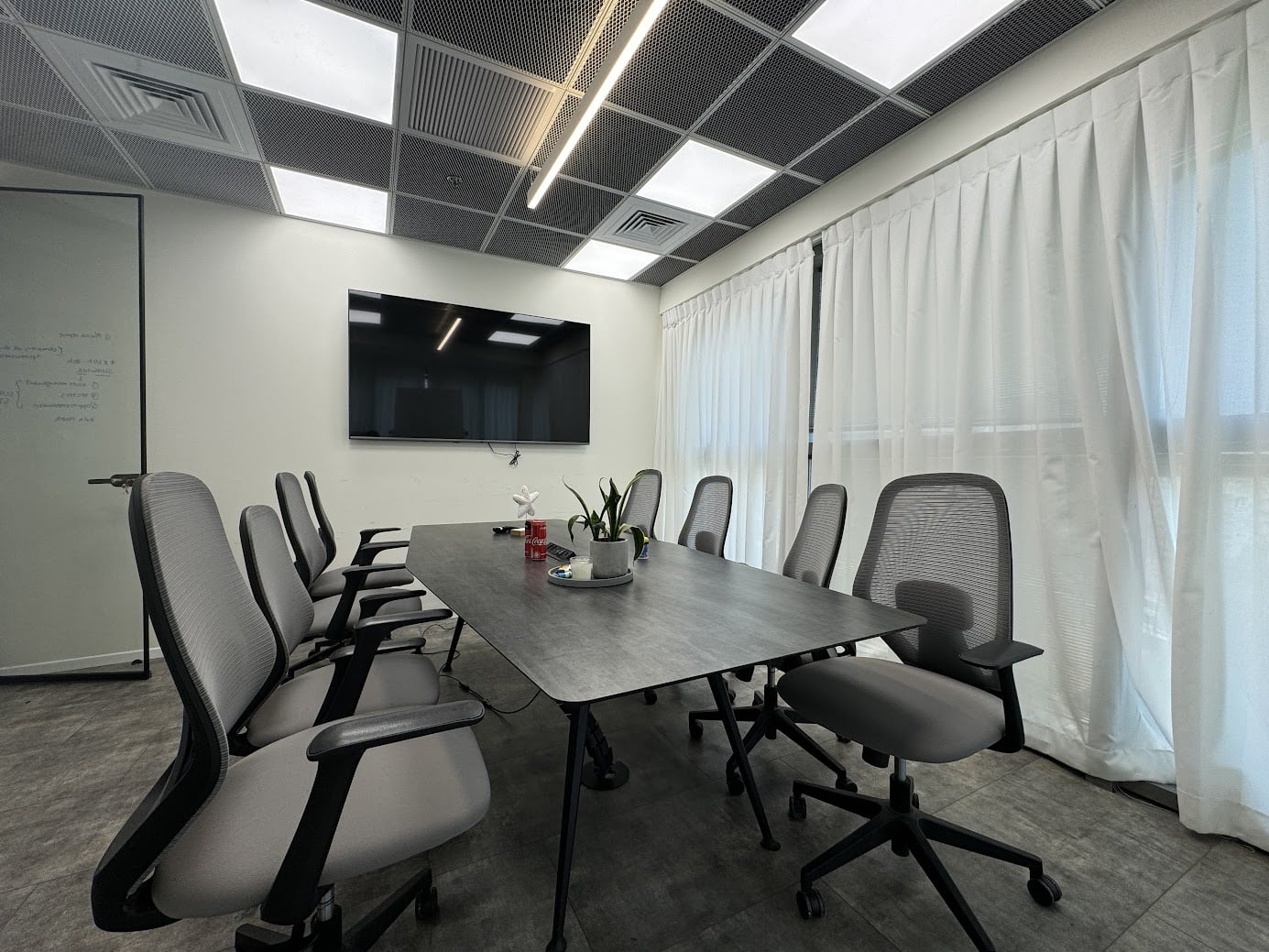 חדר ישיבות גדול