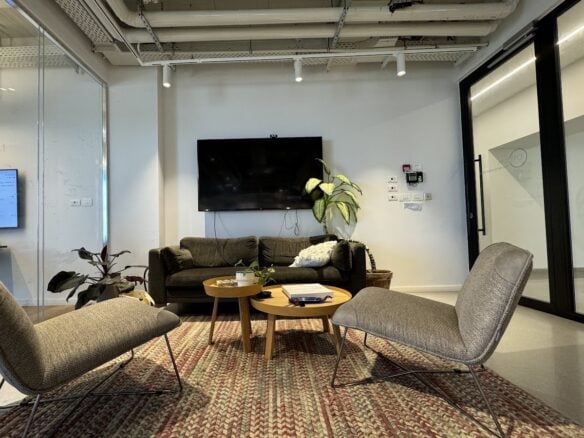 לאונג' קטן בכניסה/ פינת ישיבה