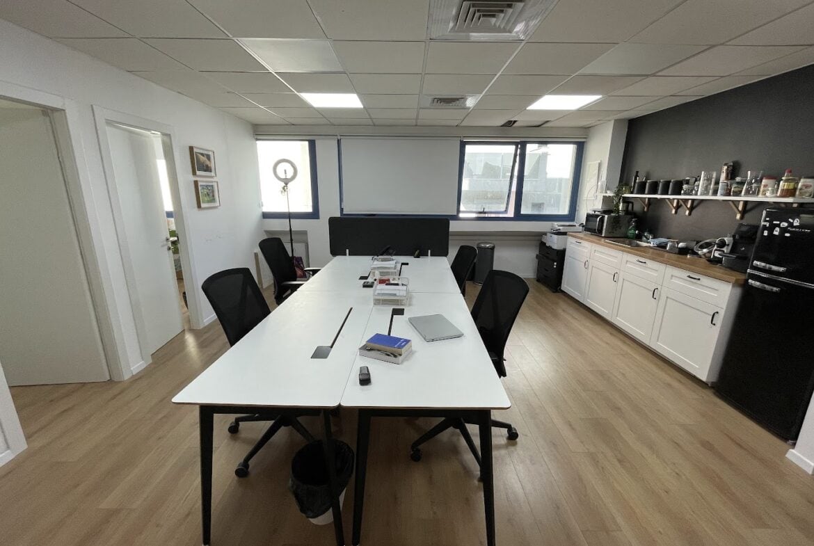 מטבחון עם מקום לאוכל/ חדר ישיבות