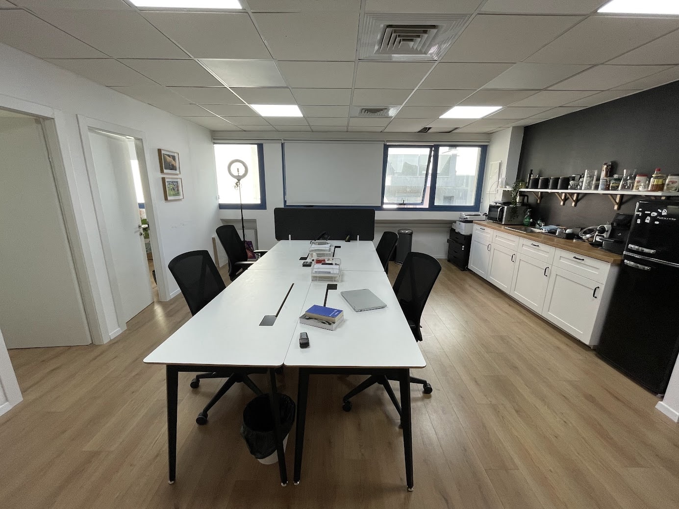 מטבחון עם מקום לאוכל/ חדר ישיבות