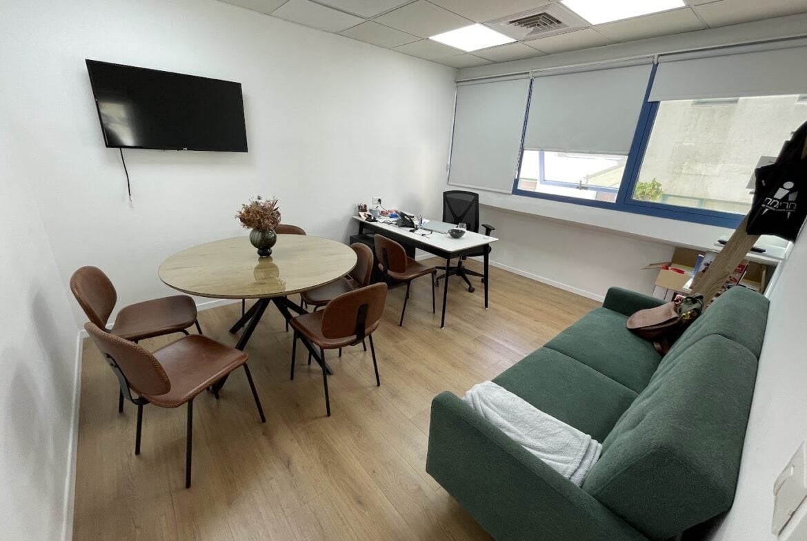 חדר עבודה גדול/ חדר מנהל