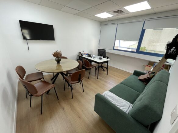 חדר עבודה גדול/ חדר מנהל