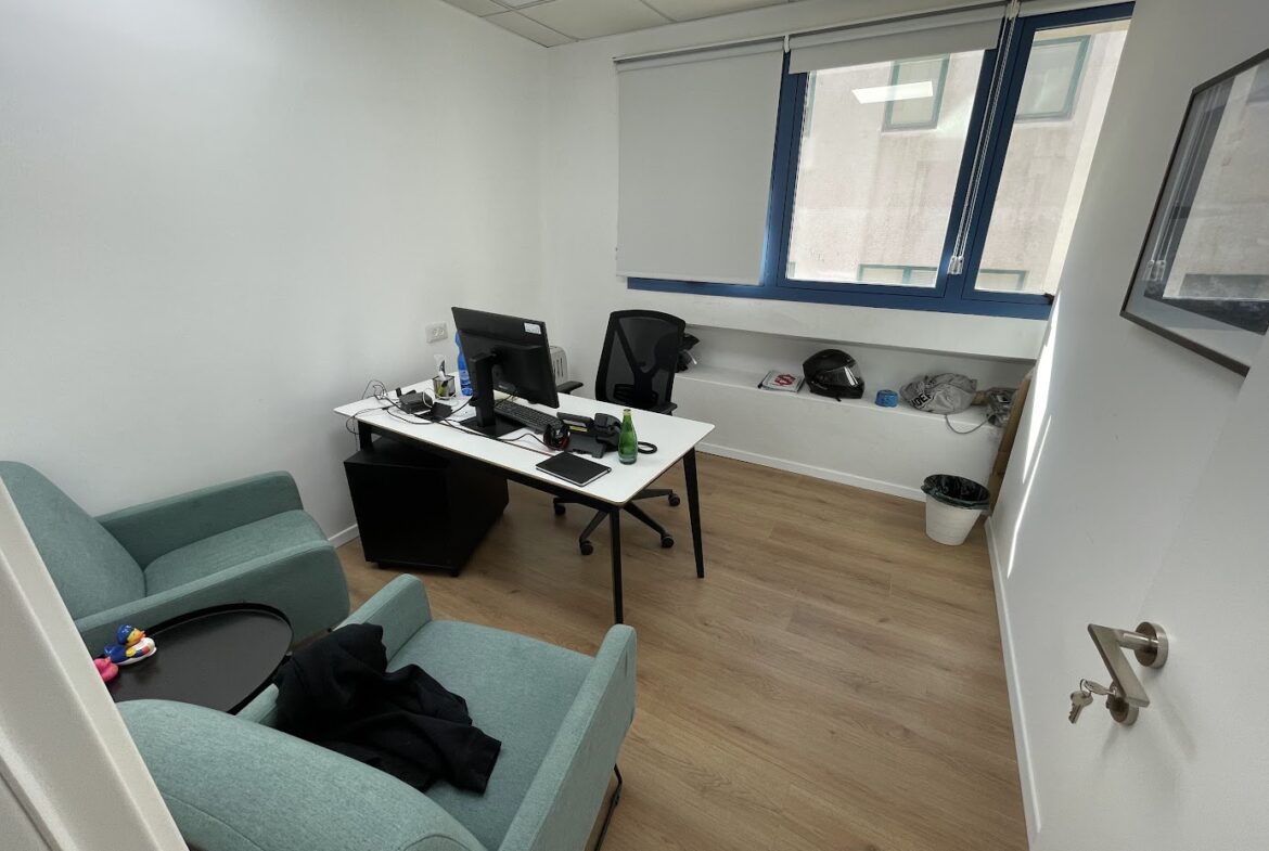 חדר עבודה נוסף במשרד