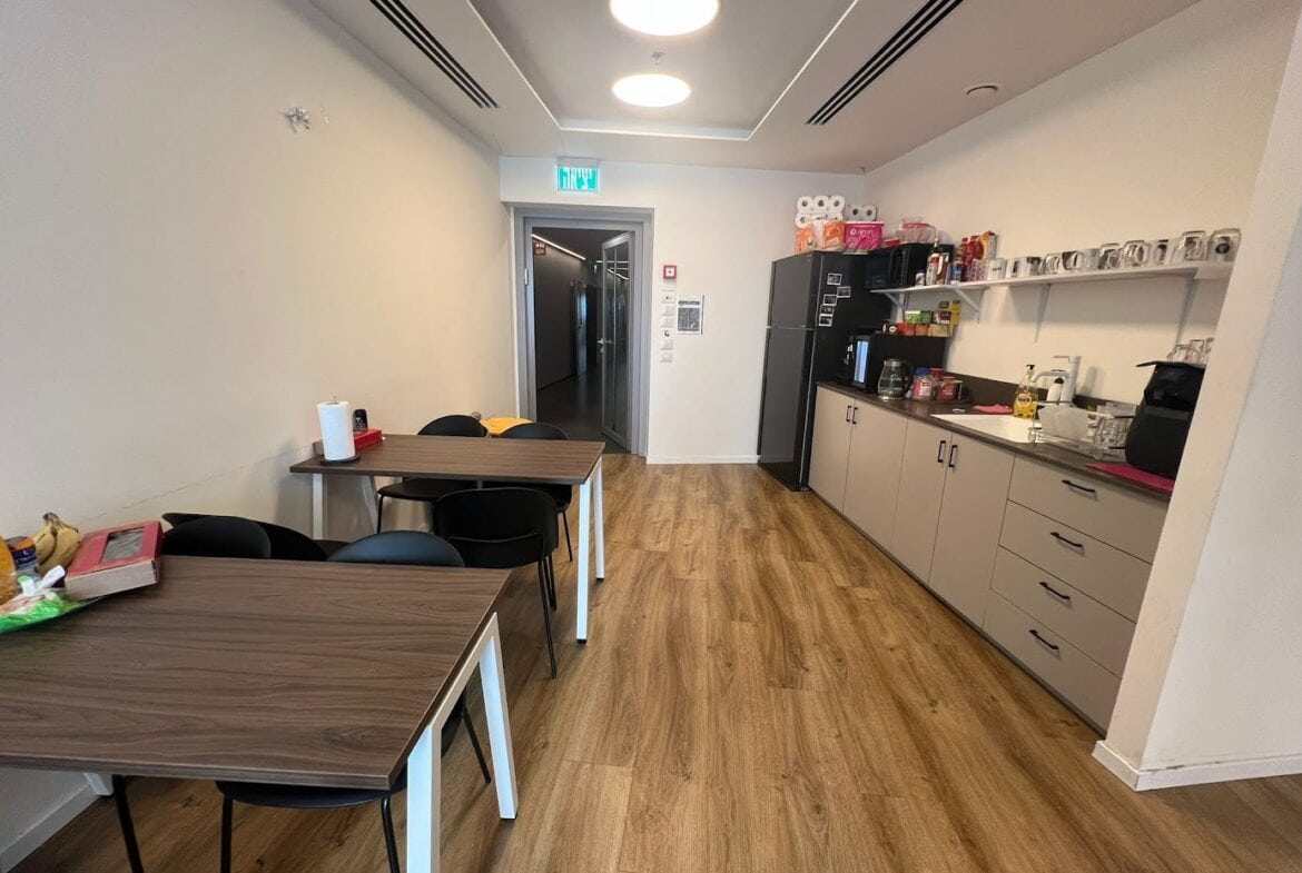 מטבח עם מקומות אוכל