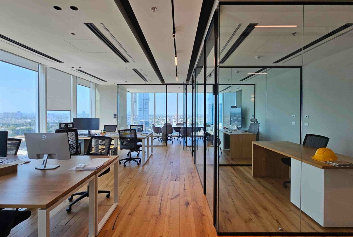 משרד עם נוף במגדל סקיי מסדרון ועמדות עבודה