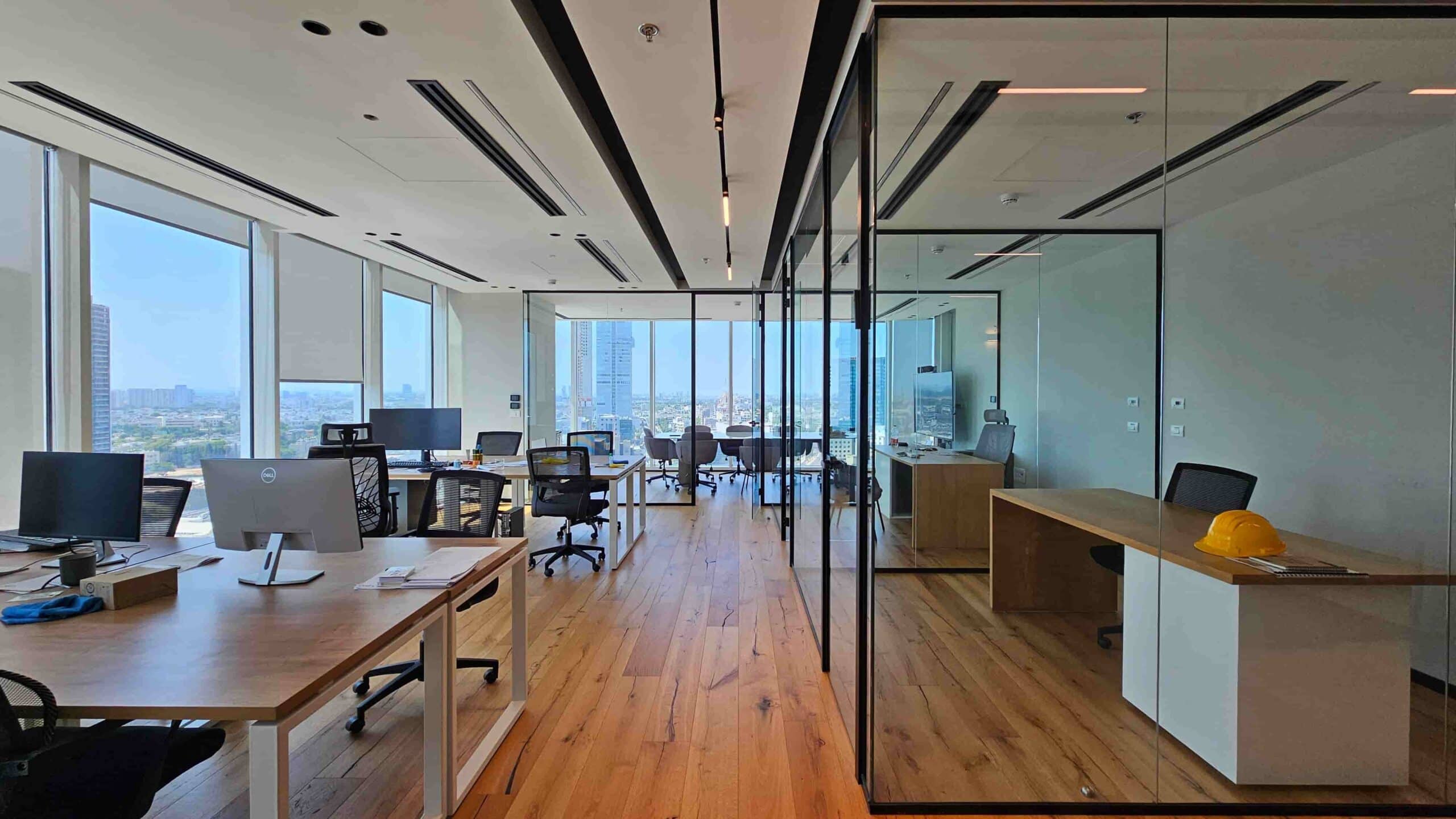 משרד עם נוף במגדל סקיי מסדרון ועמדות עבודה