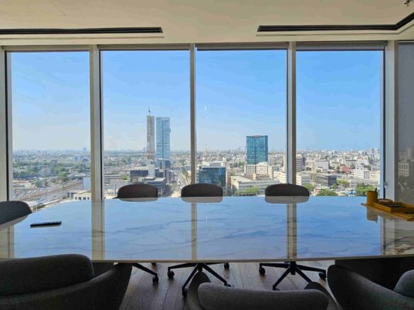 משרד עם נוף במגדל סקיי חדר ישיבות גדול