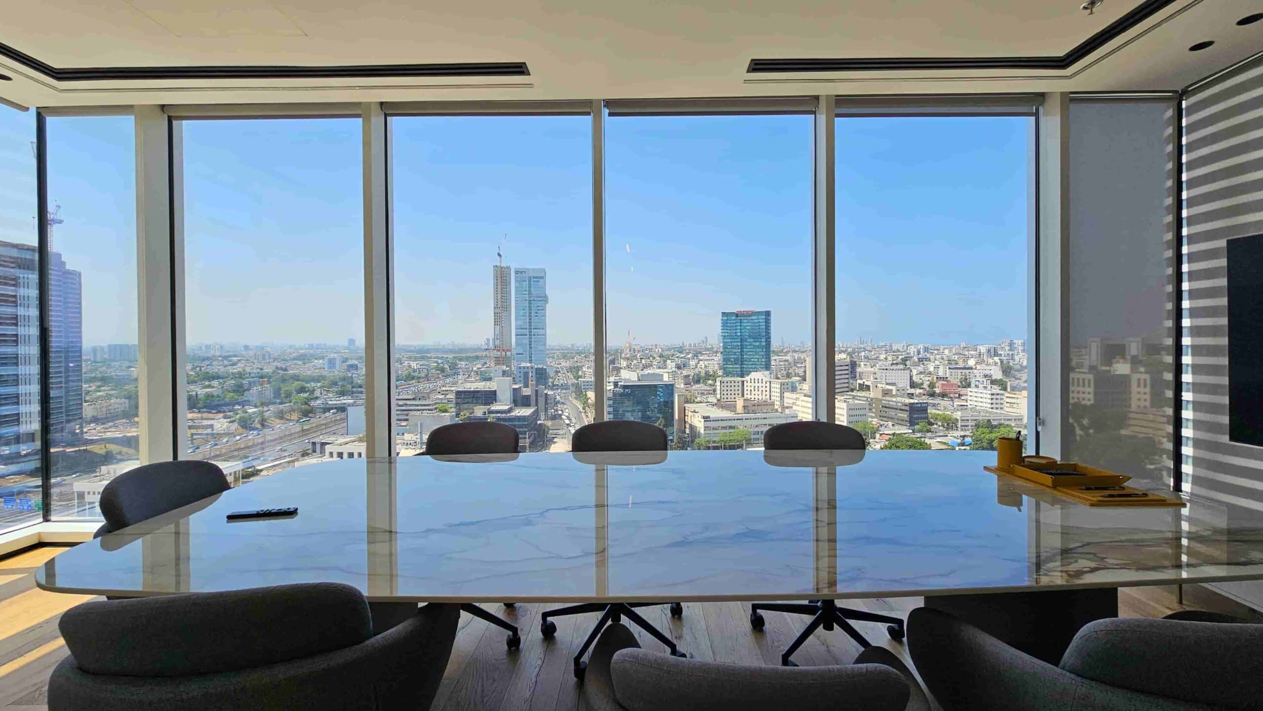 משרד עם נוף במגדל סקיי חדר ישיבות גדול