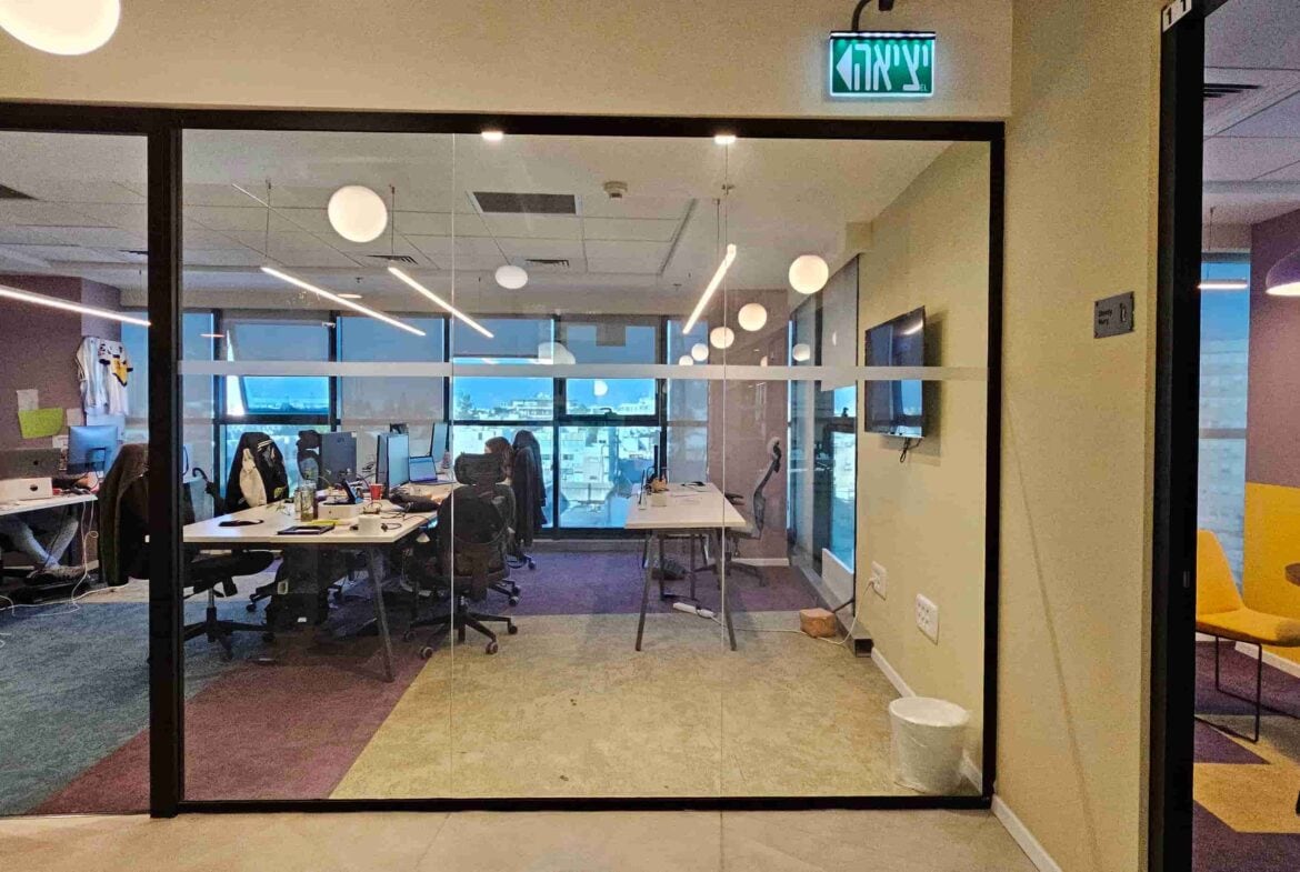 מנחם בגין משרד גדול-להשכרה משרדים וחדרי צוות