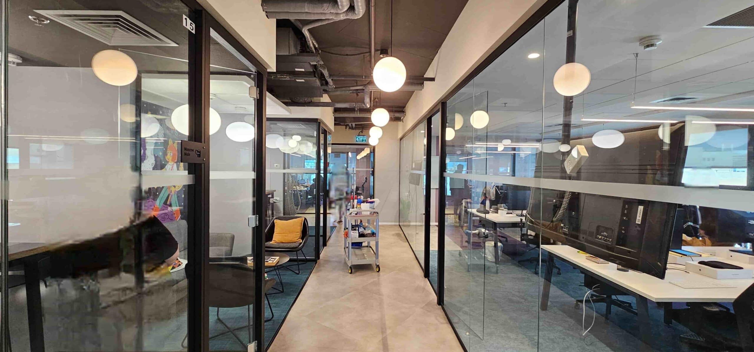 מנחם בגין משרד גדול-להשכרה עמדת משרדים וחדר צוות מסדרון