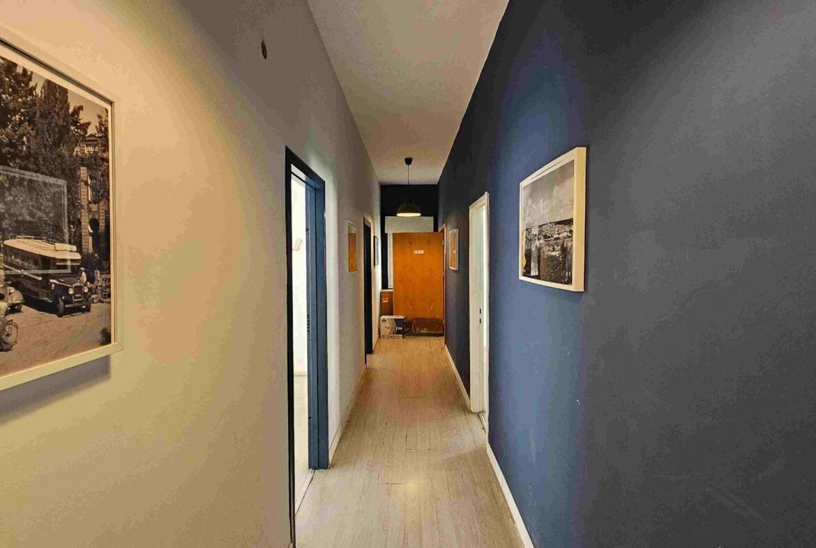 חדר ישיבות במשרד זול בלב העיר ליד הרכבת הקלה באלנבי מבואה ולובי ודלפק