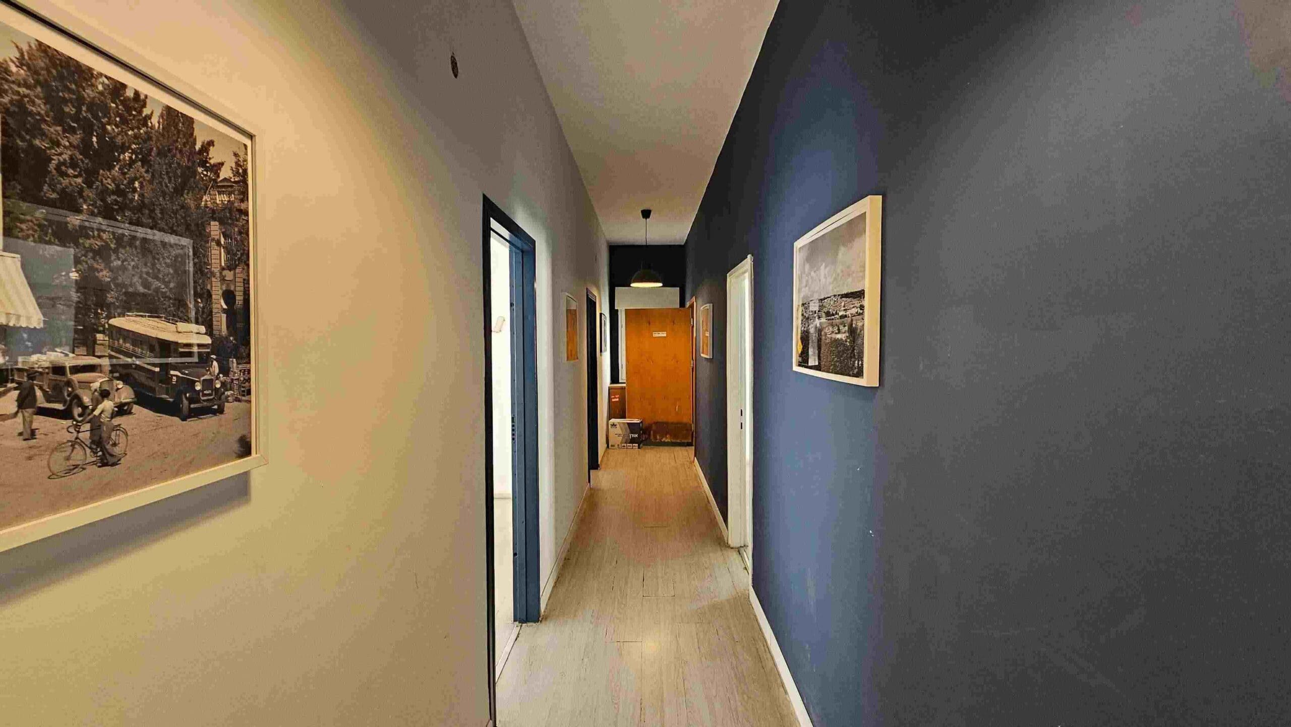 חדר ישיבות במשרד זול בלב העיר ליד הרכבת הקלה באלנבי מבואה ולובי ודלפק