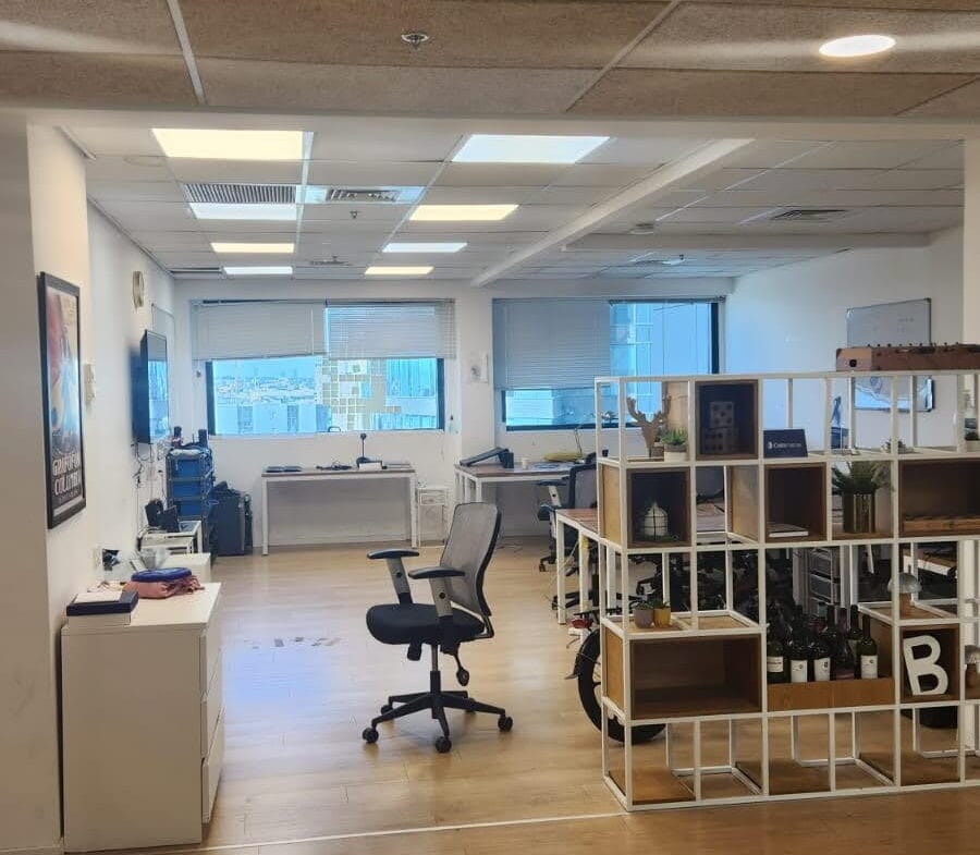 משרד יפה במגדל בבורסה פז עמדות עבודה