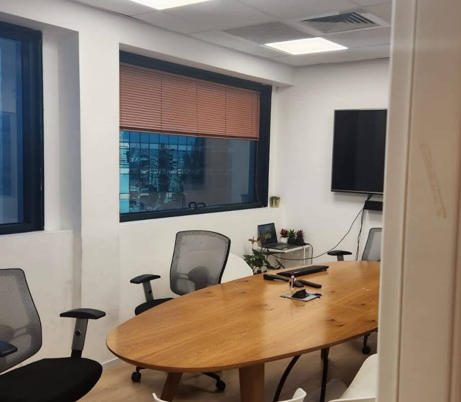 משרד יפה במגדל בבורסה פז חדר ישיבות