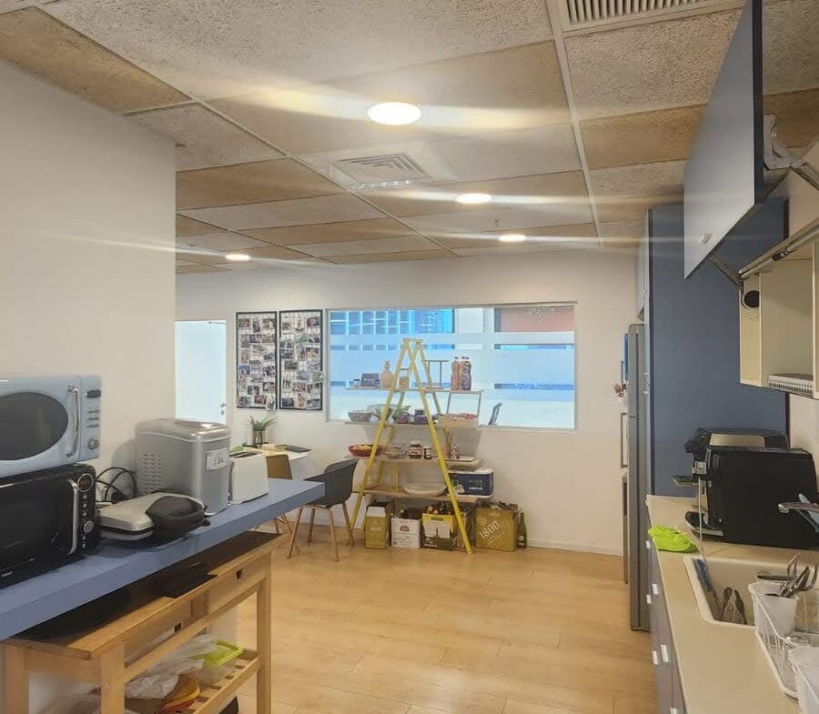 משרד יפה במגדל בבורסה פז חדר צוות