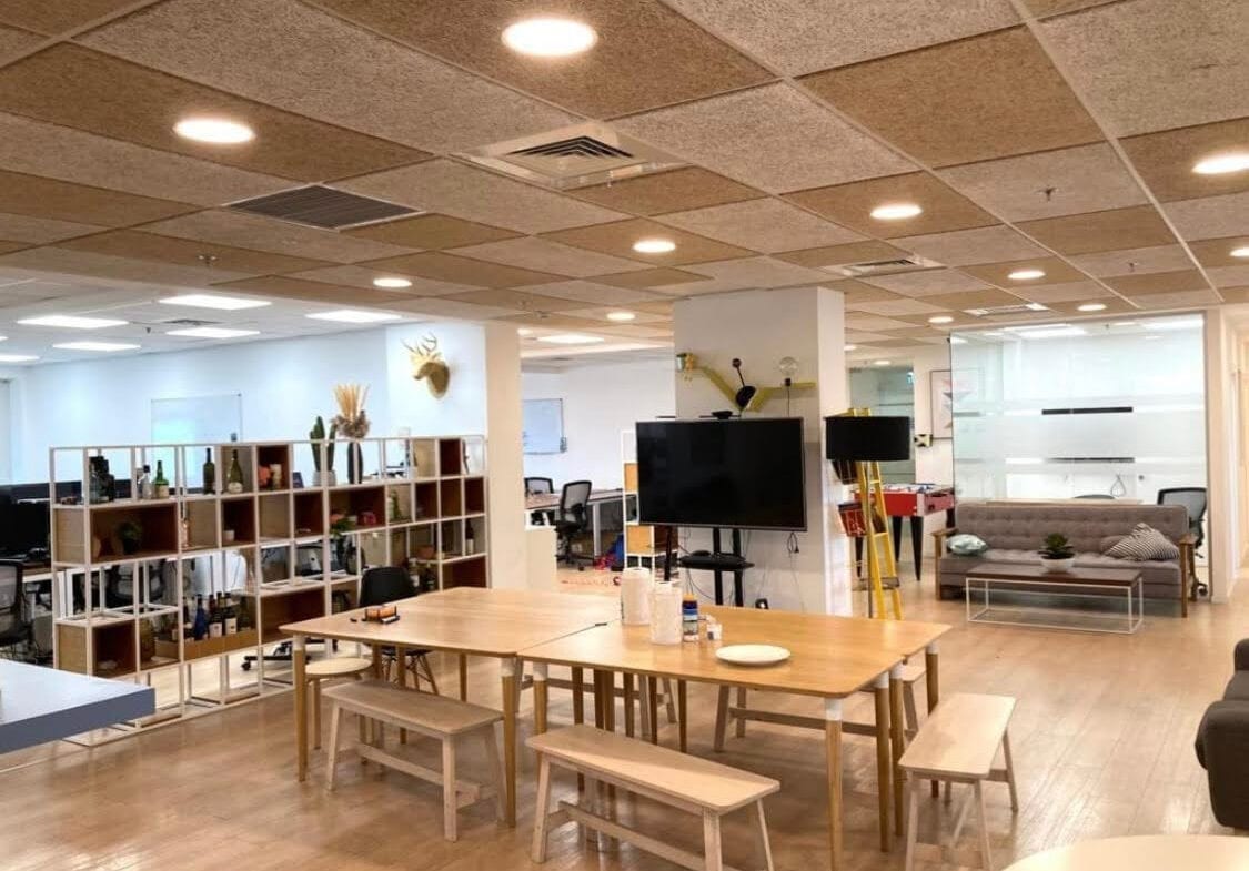 משרד יפה במגדל בבורסה פז פינת אוכל