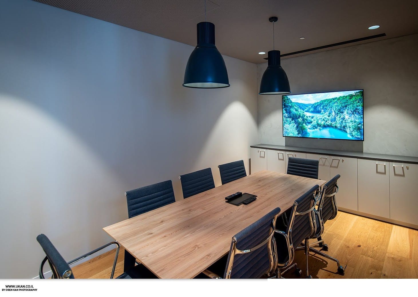 חדר ישיבות- במתחם מידטאון קומה גבוהה