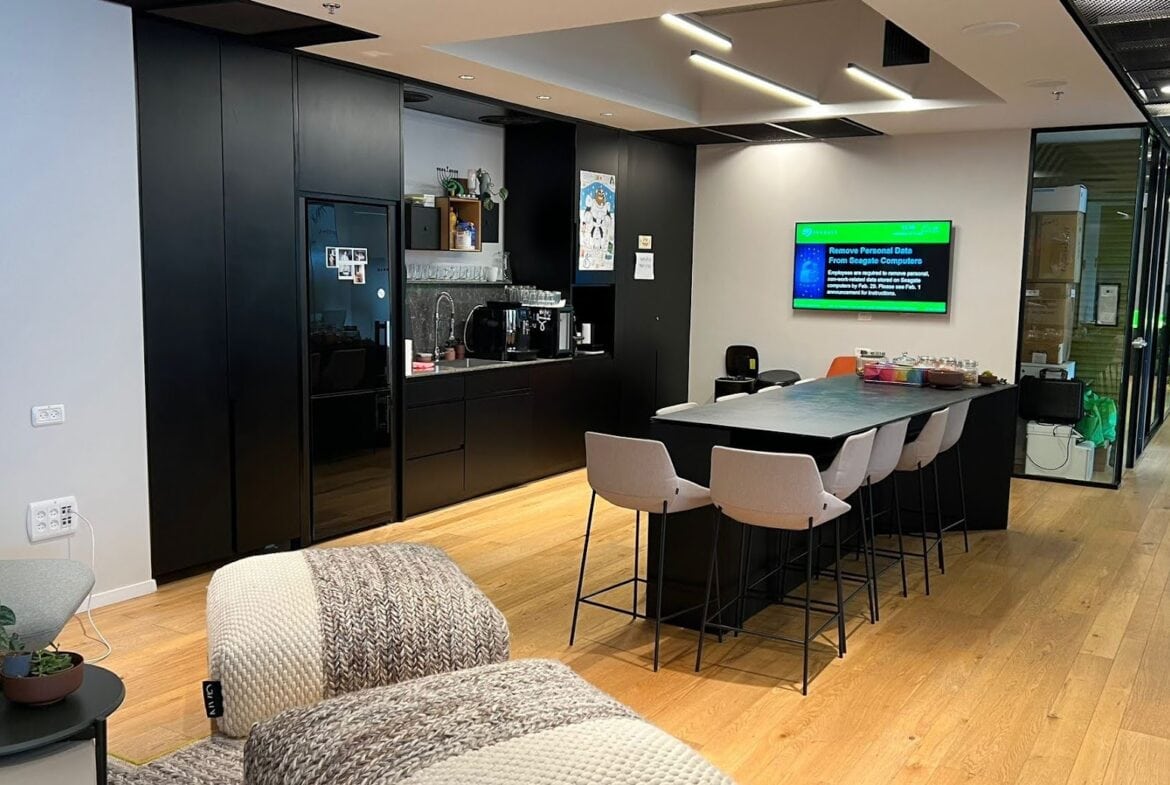 מטבח עם מקומות אוכל/ לאונג'