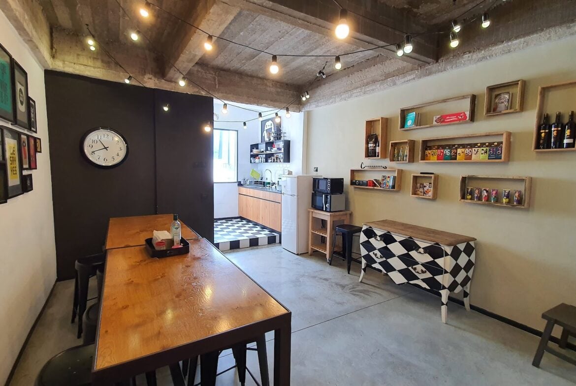 מטבחון עם מקומות אוכל