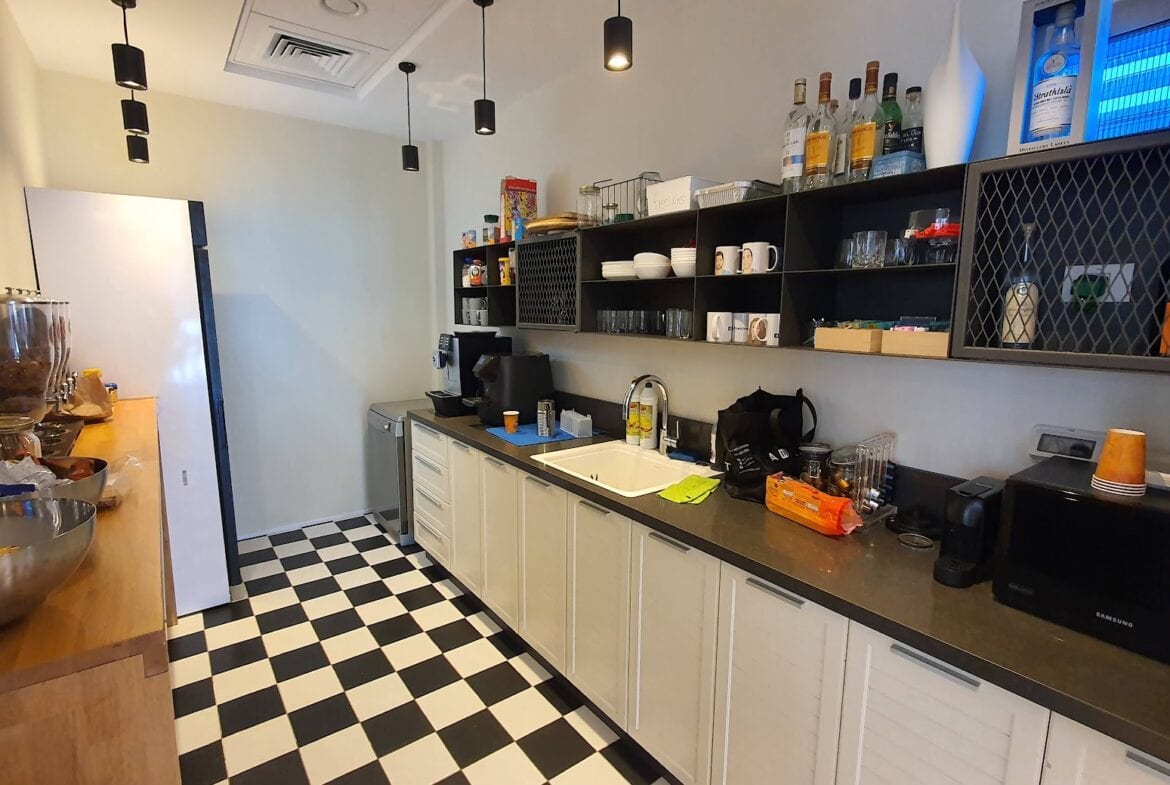 מטבח גדול במשרד להשכרה במגדל WE