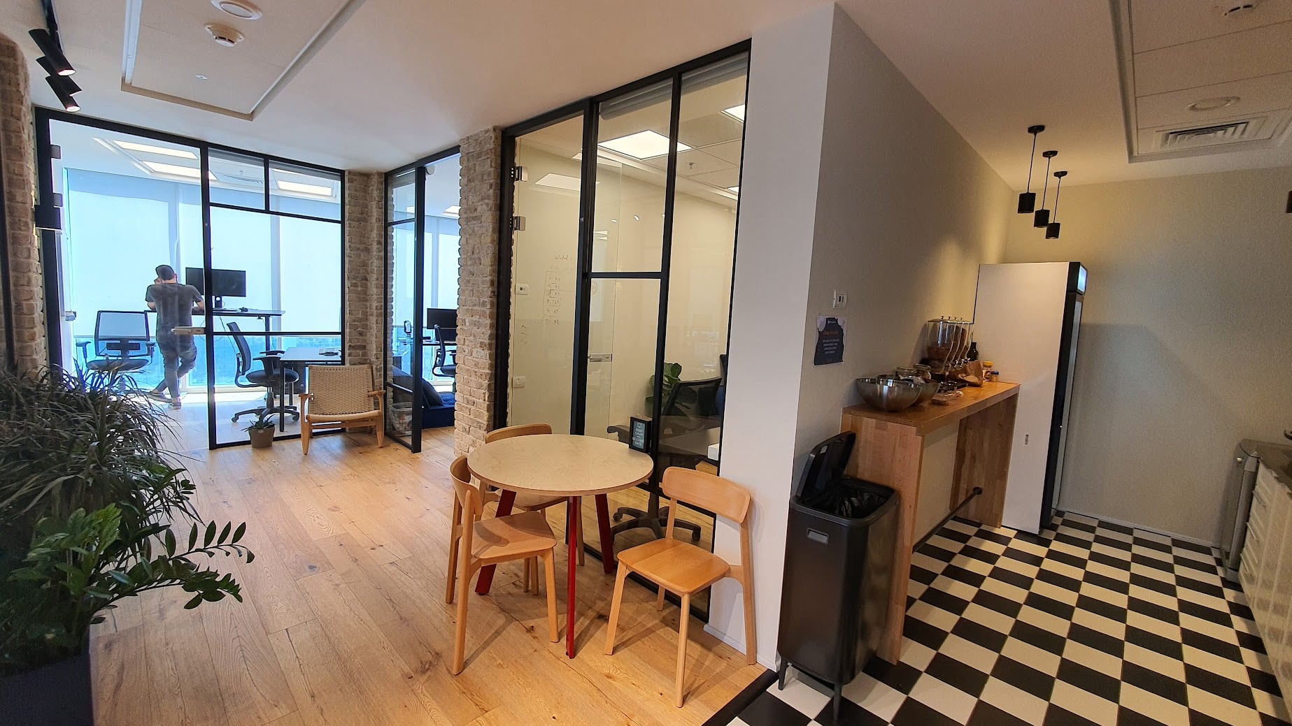 מבט כללי על המשרד- שולחנות אוכל