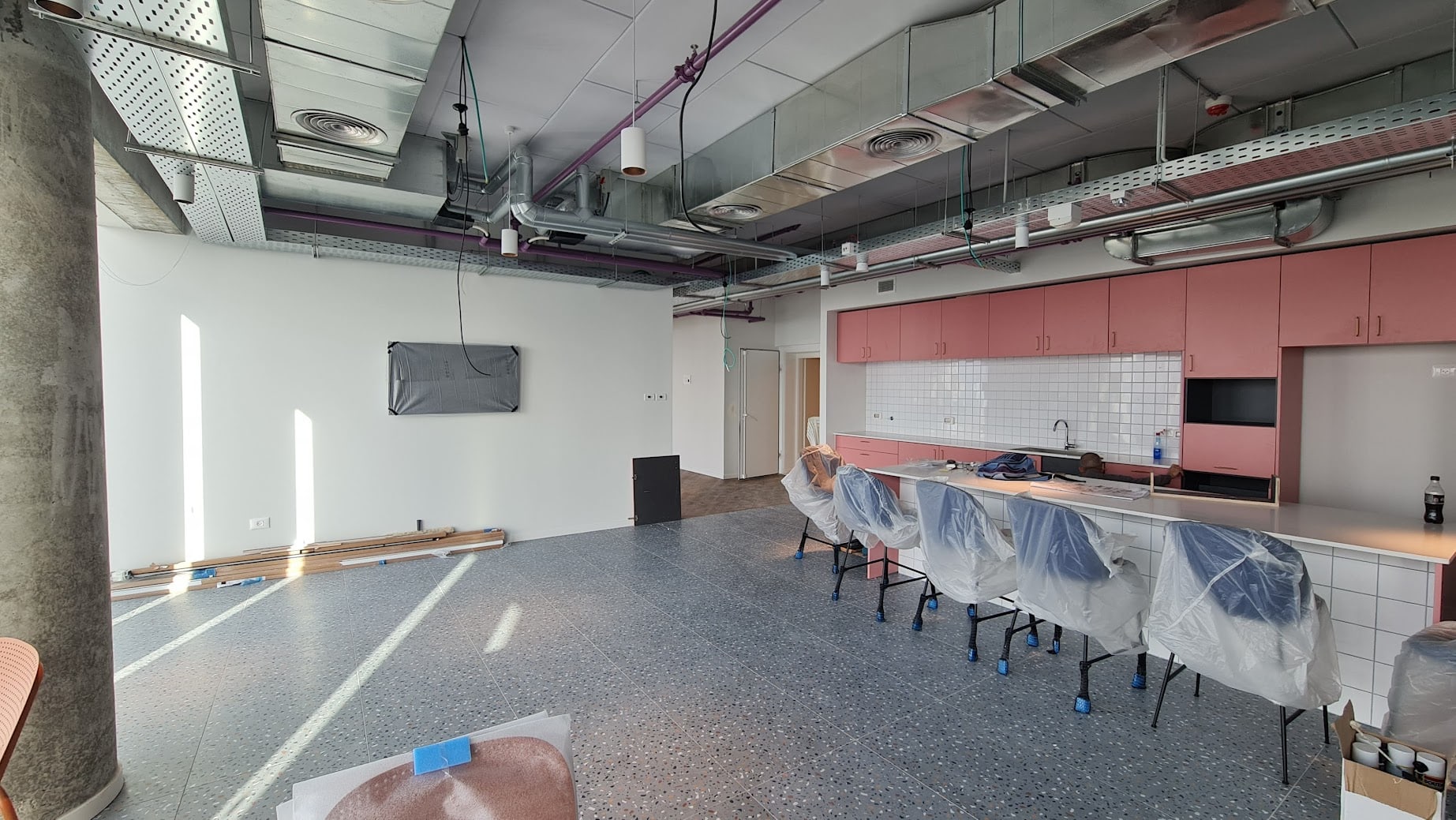 מטבח גדול ומאובזר עם מקום לפינות אוכל- מגדלי רובינשטיין