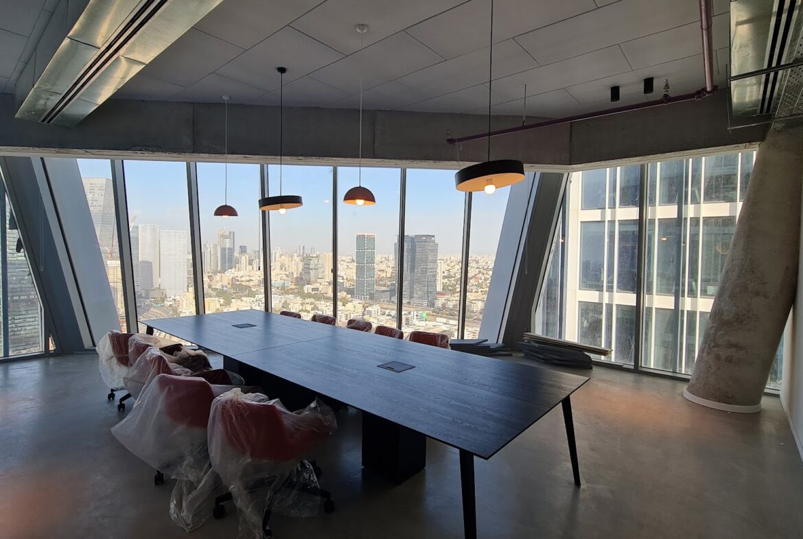 חדר ישיבות גדול