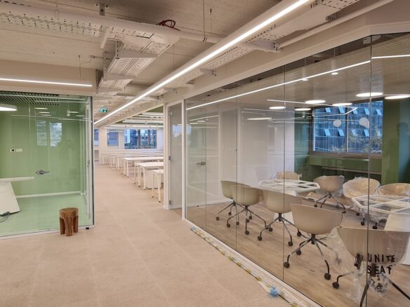 חדר ישיבות גדול ואזור אופן ספייס במשרד להשכרה בחסן ערפב