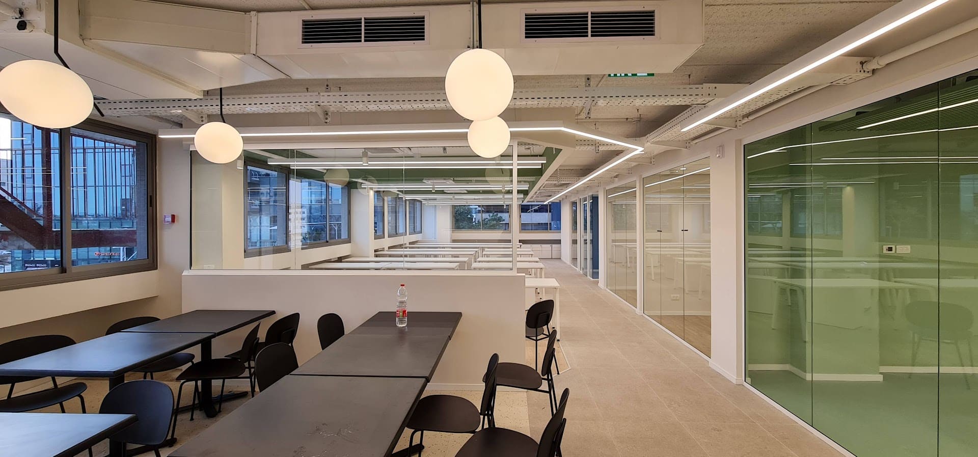 משרד להשכרה כולל ריהוט מלא- עמדות עבודה