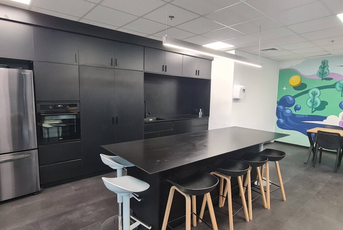 מטבח גדול ומאובזר