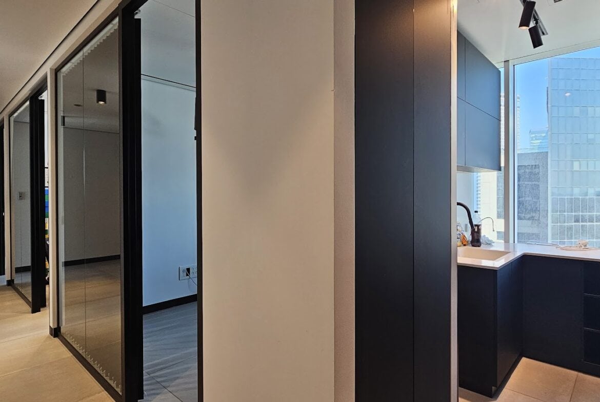 חלוקה פנימית- משרד להשכרה במגדל אקרו