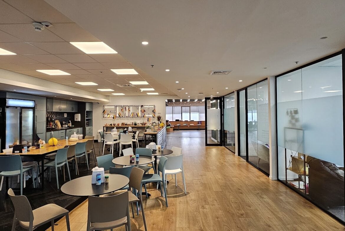 מטבח גדול עם פינות אוכל