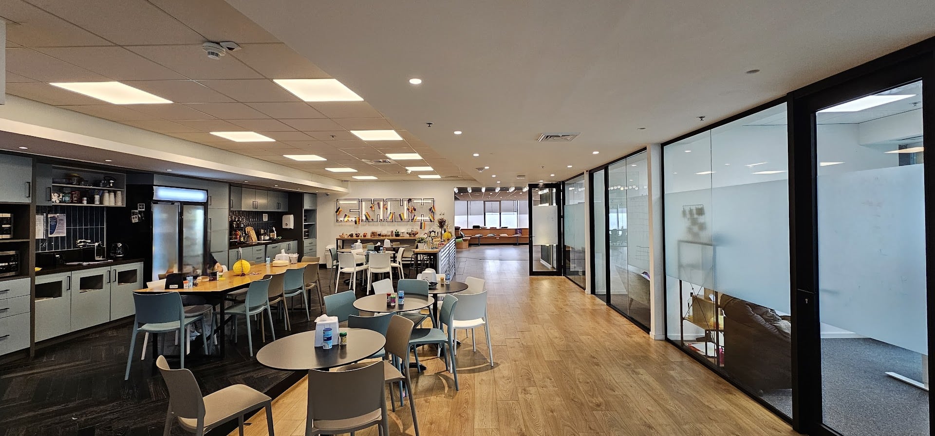 מטבח גדול עם פינות אוכל