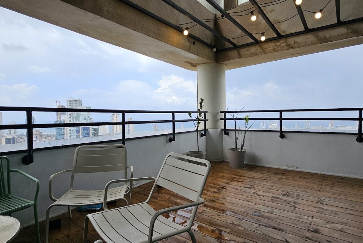 מרפסת פרטית עם נוף לכל תל אביב