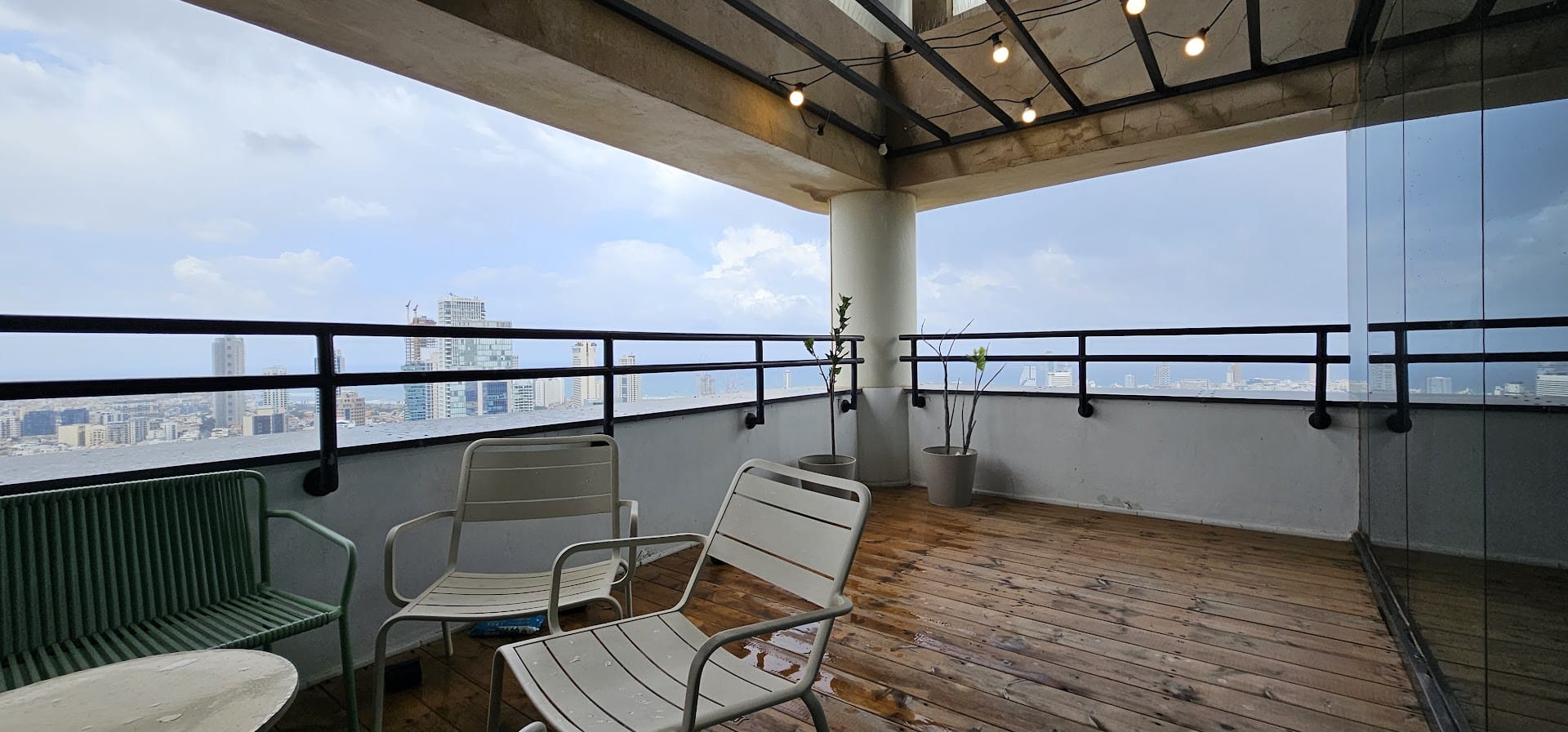 מרפסת פרטית עם נוף לכל תל אביב