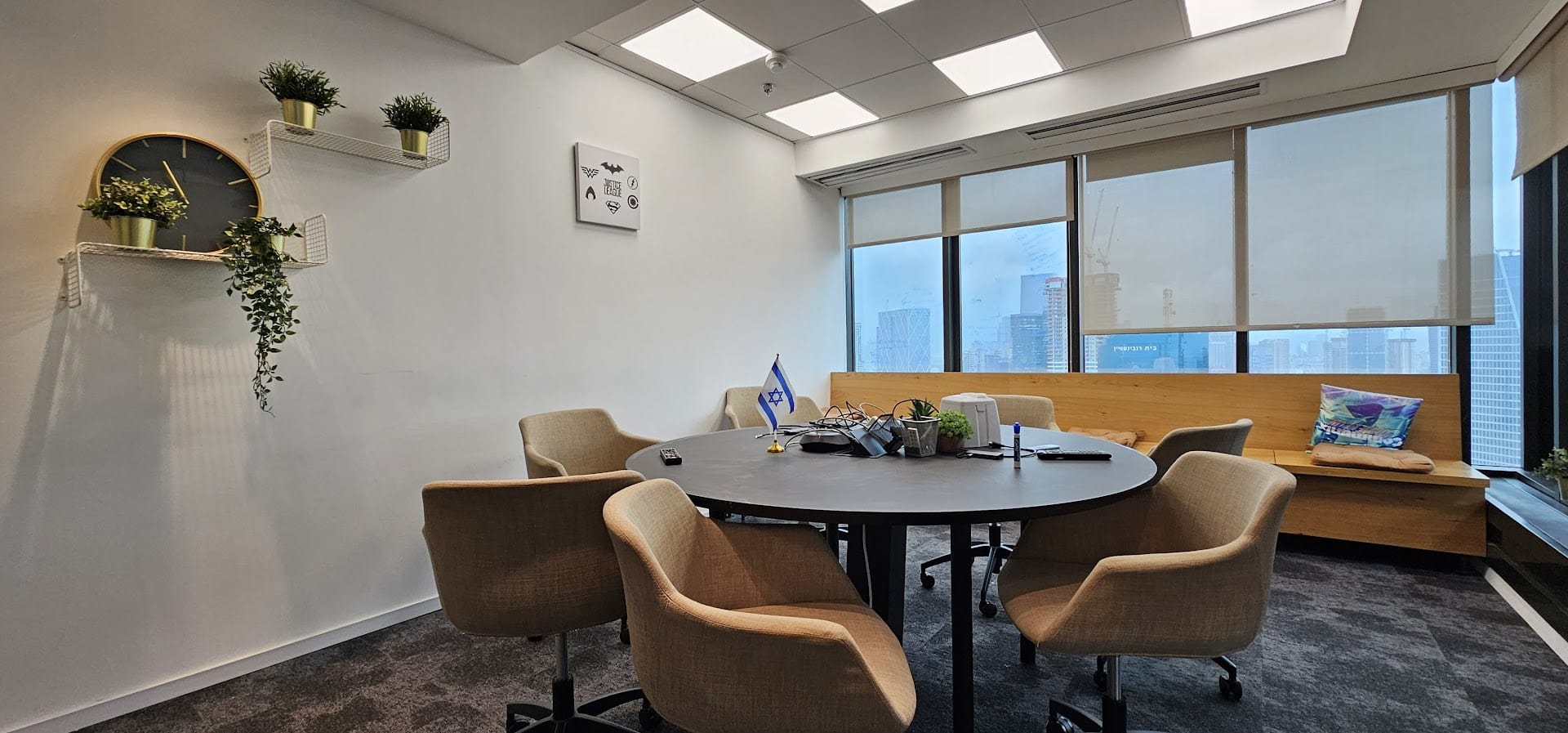 חדר ישיבות קטן