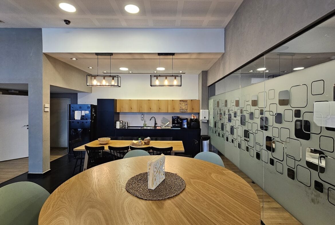 מטבח גדול ומאובזר עם פינות אוכל