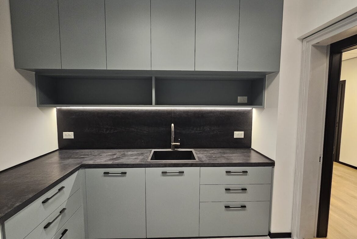 מטבחון במשרדים להשכרה בקריית אונו בגודל 160 מ