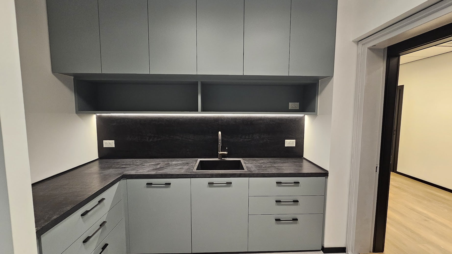 מטבחון במשרדים להשכרה בקריית אונו בגודל 160 מ"ר במגדל חדש