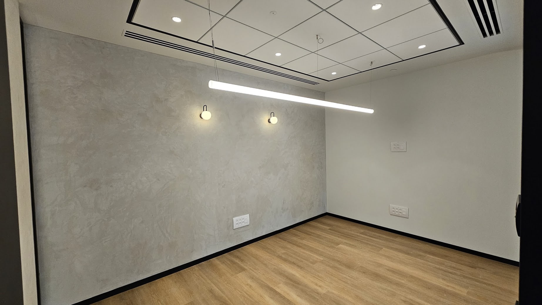 חדר עבודה גדול / חדר ישיבות משרדים להשכרה בקריית אונו בגודל 160 מ"ר במגדל חדש